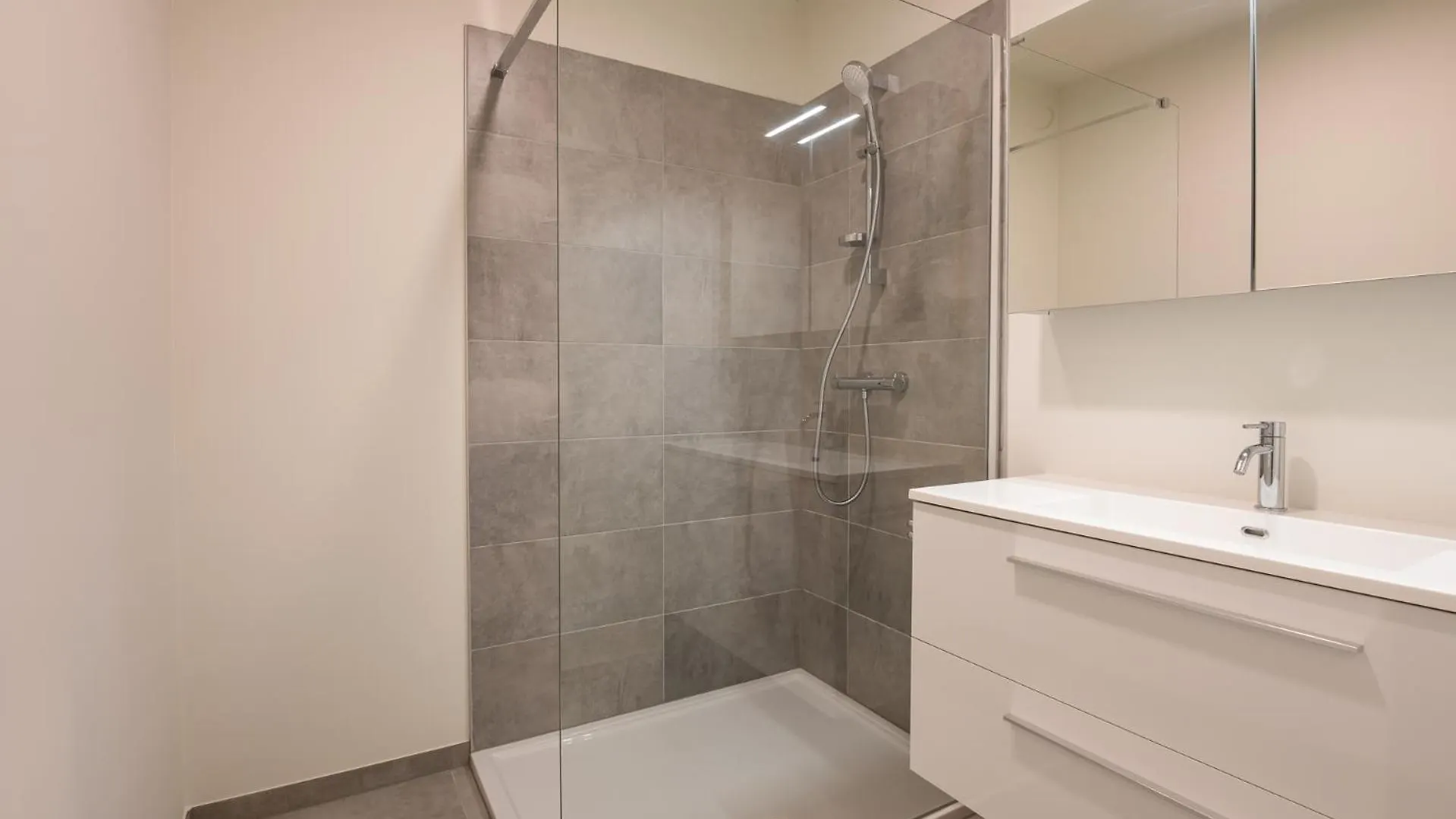 Brand New Apartment In The City Centre Near The Beach Oostende